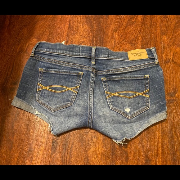 Abercombie & Fitch low rise jean shorts - Picture 4 of 5